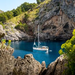 Einsame Bucht auf Mallorca mit Segelboot vor Anker