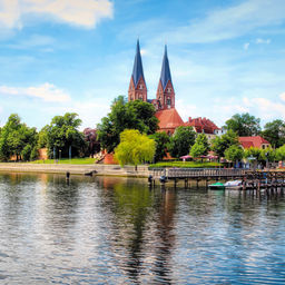 Neuruppin, Neuruppiner See mit der Klosterkirche Sankt Trinitatis im Hintergrund