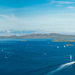 Segelboote zwischen den Inseln des Kornati-Archipels